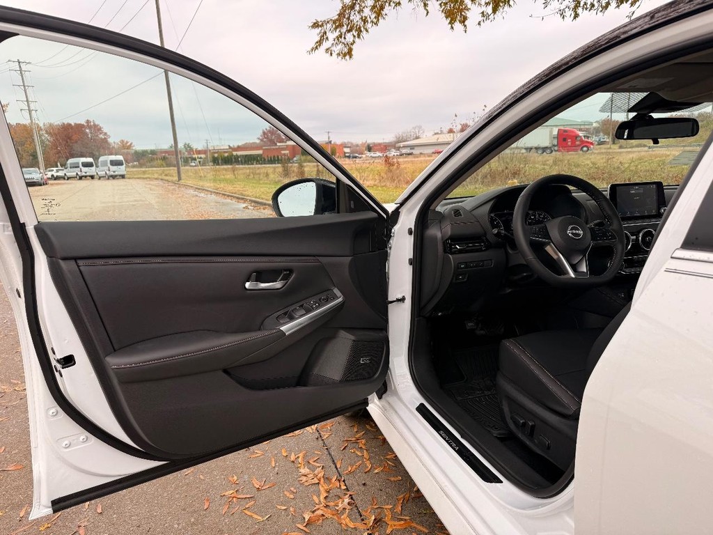 Nissan Sentra Vehicle Full-screen Gallery Image 15