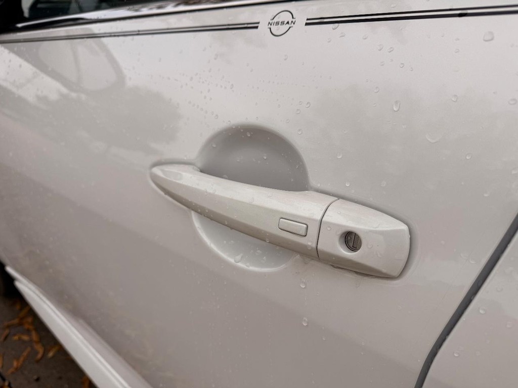 Nissan Sentra Vehicle Full-screen Gallery Image 17