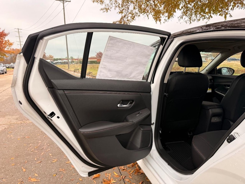 Nissan Sentra Vehicle Full-screen Gallery Image 18