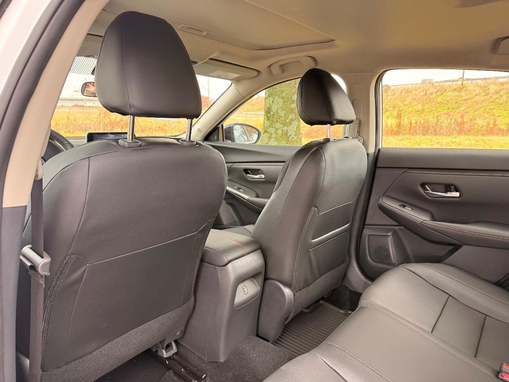 Nissan Sentra Vehicle Full-screen Gallery Image 19