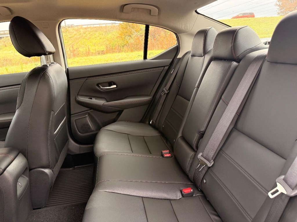 Nissan Sentra Vehicle Full-screen Gallery Image 22