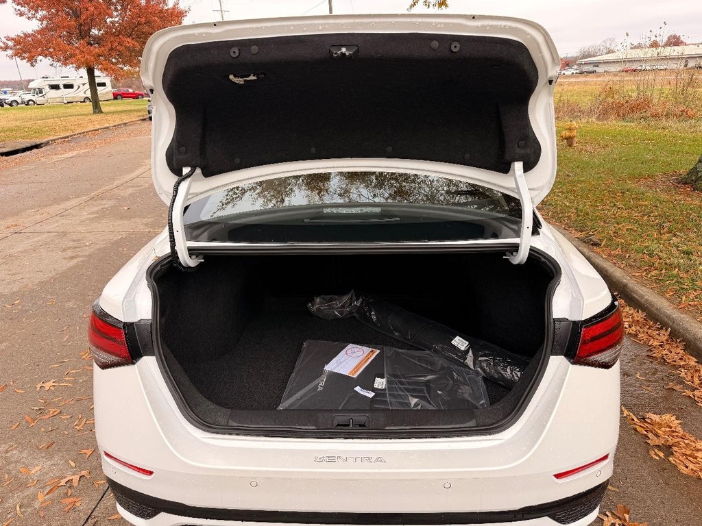 Nissan Sentra Vehicle Full-screen Gallery Image 23