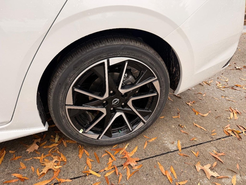 Nissan Sentra Vehicle Full-screen Gallery Image 25