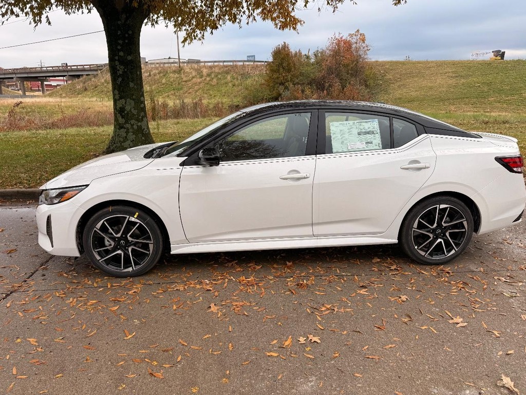 Nissan Sentra Vehicle Full-screen Gallery Image 27