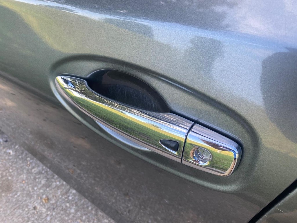 Ford Escape Vehicle Full-screen Gallery Image 02