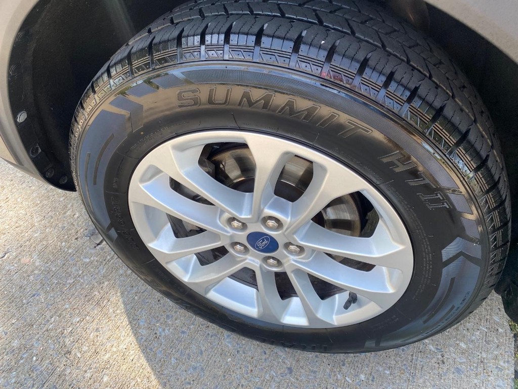 Ford Escape Vehicle Full-screen Gallery Image 07