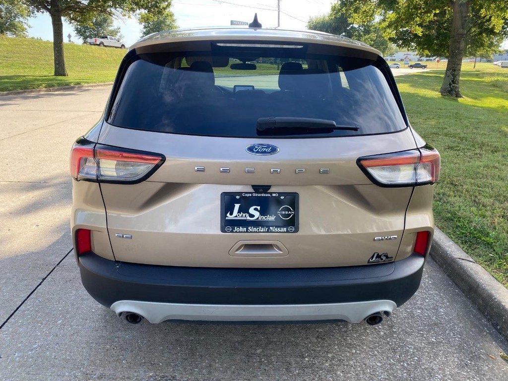 Ford Escape Vehicle Full-screen Gallery Image 08