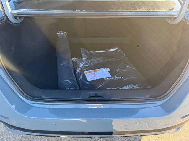 Nissan Sentra Vehicle Full-screen Gallery Image 04