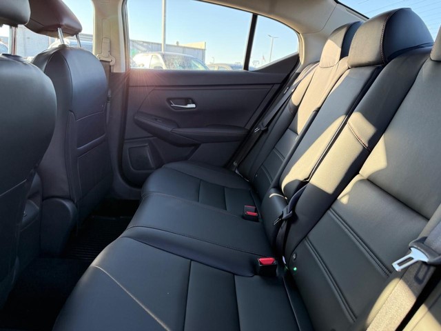 Nissan Sentra Vehicle Full-screen Gallery Image 05