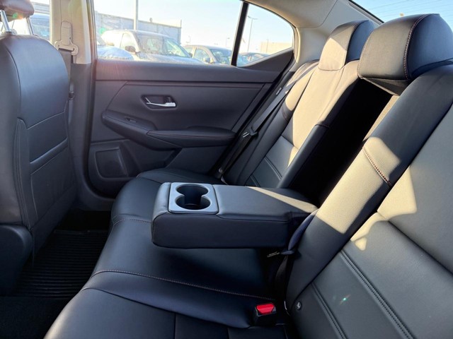 Nissan Sentra Vehicle Full-screen Gallery Image 06