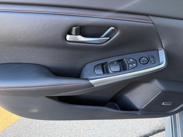 Nissan Sentra Vehicle Full-screen Gallery Image 08