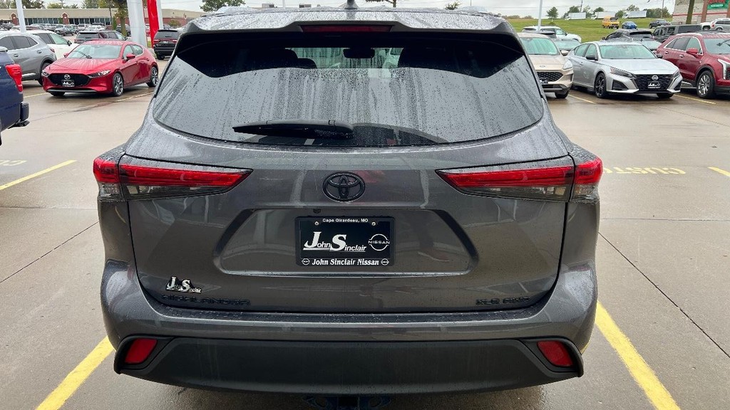 Toyota Highlander Vehicle Full-screen Gallery Image 07