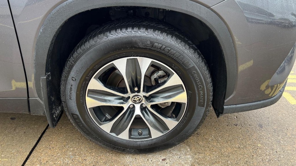 Toyota Highlander Vehicle Full-screen Gallery Image 10