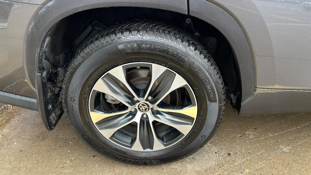 Toyota Highlander Vehicle Full-screen Gallery Image 11