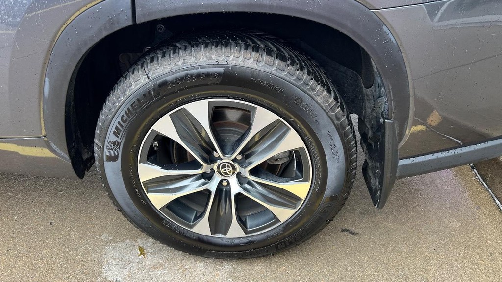 Toyota Highlander Vehicle Full-screen Gallery Image 12