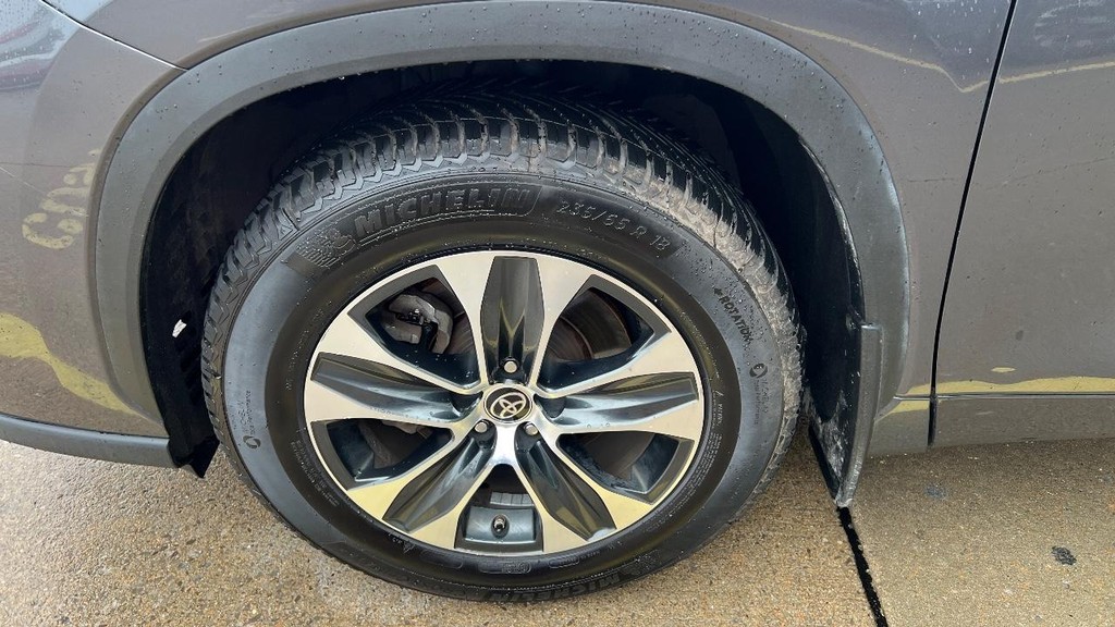 Toyota Highlander Vehicle Full-screen Gallery Image 13