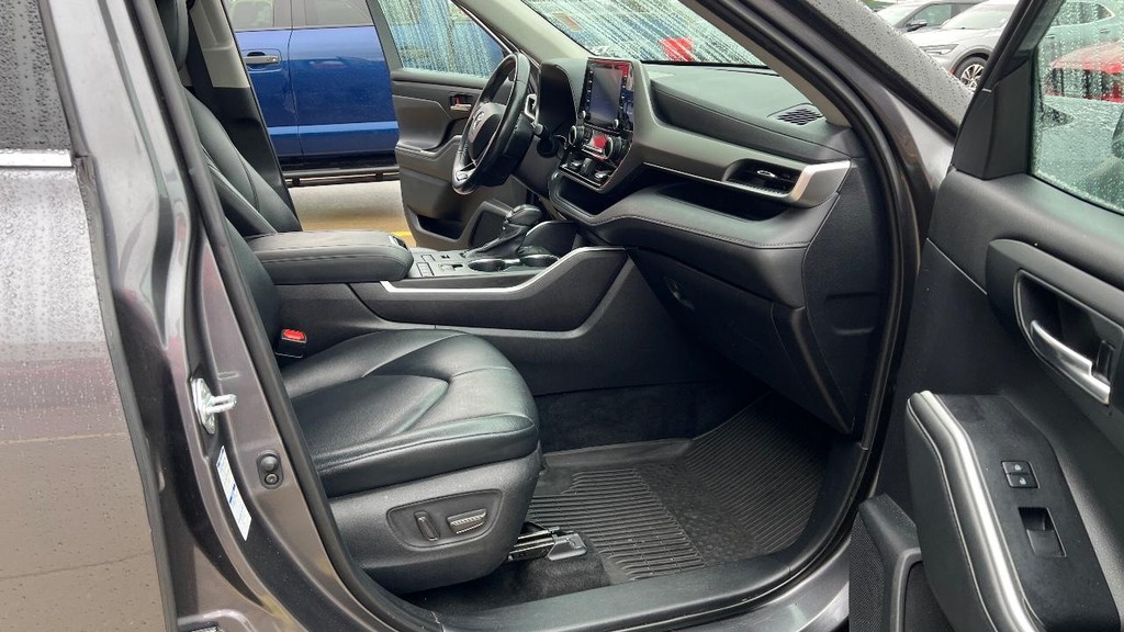 Toyota Highlander Vehicle Full-screen Gallery Image 14