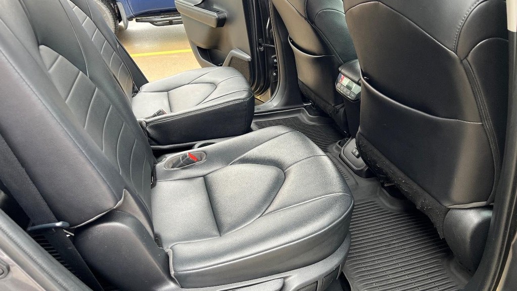 Toyota Highlander Vehicle Full-screen Gallery Image 15