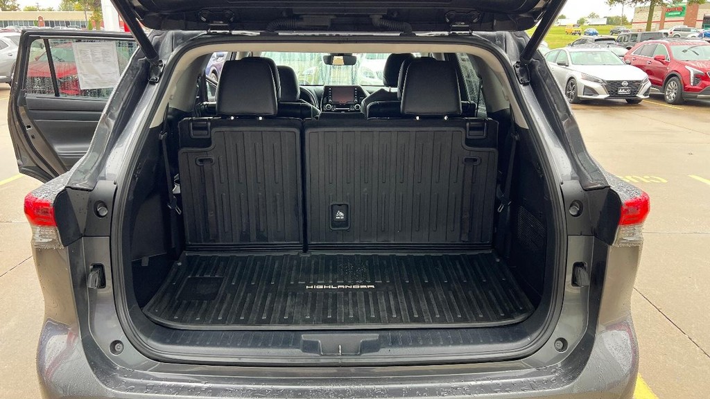 Toyota Highlander Vehicle Full-screen Gallery Image 16