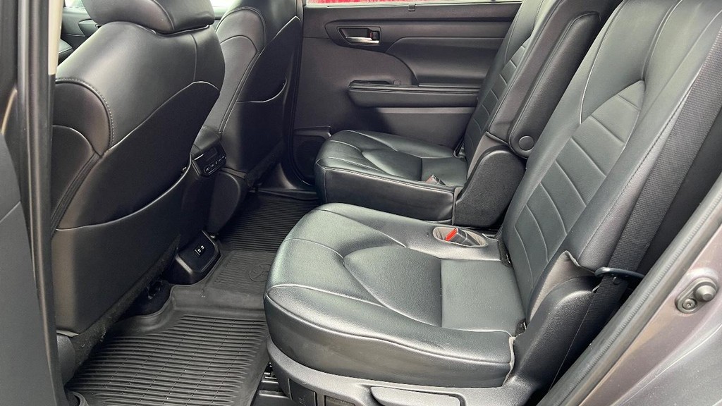 Toyota Highlander Vehicle Full-screen Gallery Image 20