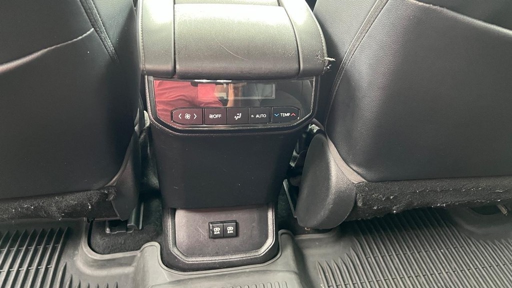 Toyota Highlander Vehicle Full-screen Gallery Image 21