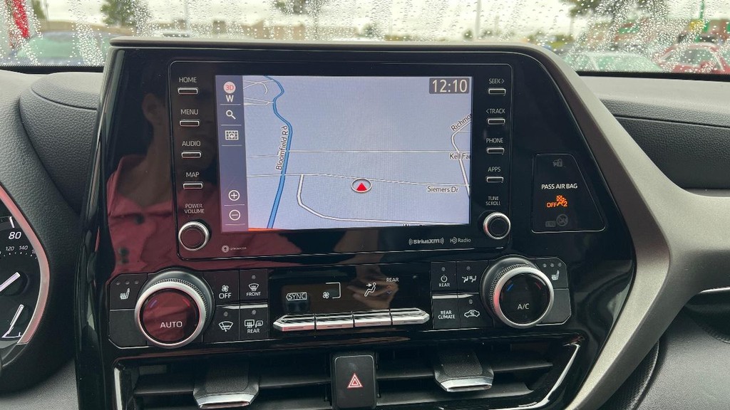 Toyota Highlander Vehicle Full-screen Gallery Image 30