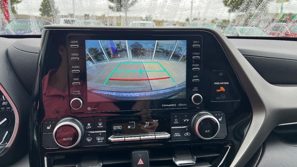 Toyota Highlander Vehicle Full-screen Gallery Image 31