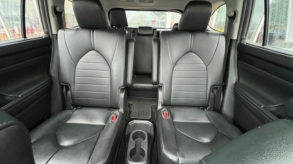 Toyota Highlander Vehicle Full-screen Gallery Image 36