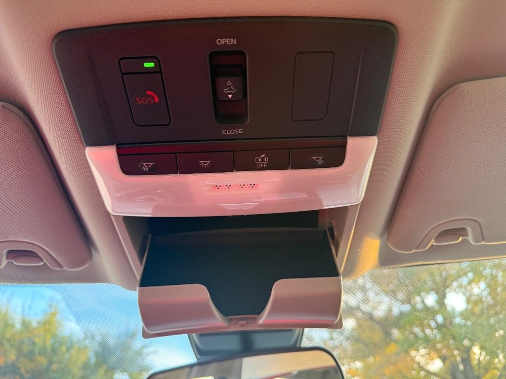 Nissan Altima Vehicle Full-screen Gallery Image 02