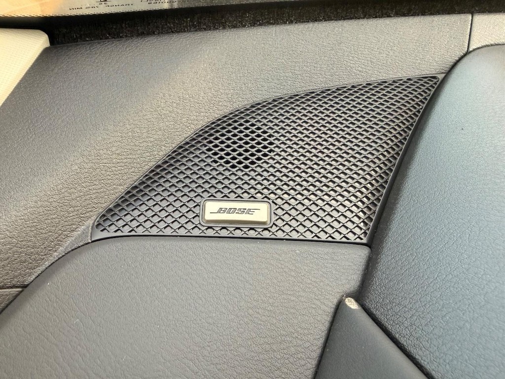 Nissan Altima Vehicle Full-screen Gallery Image 03