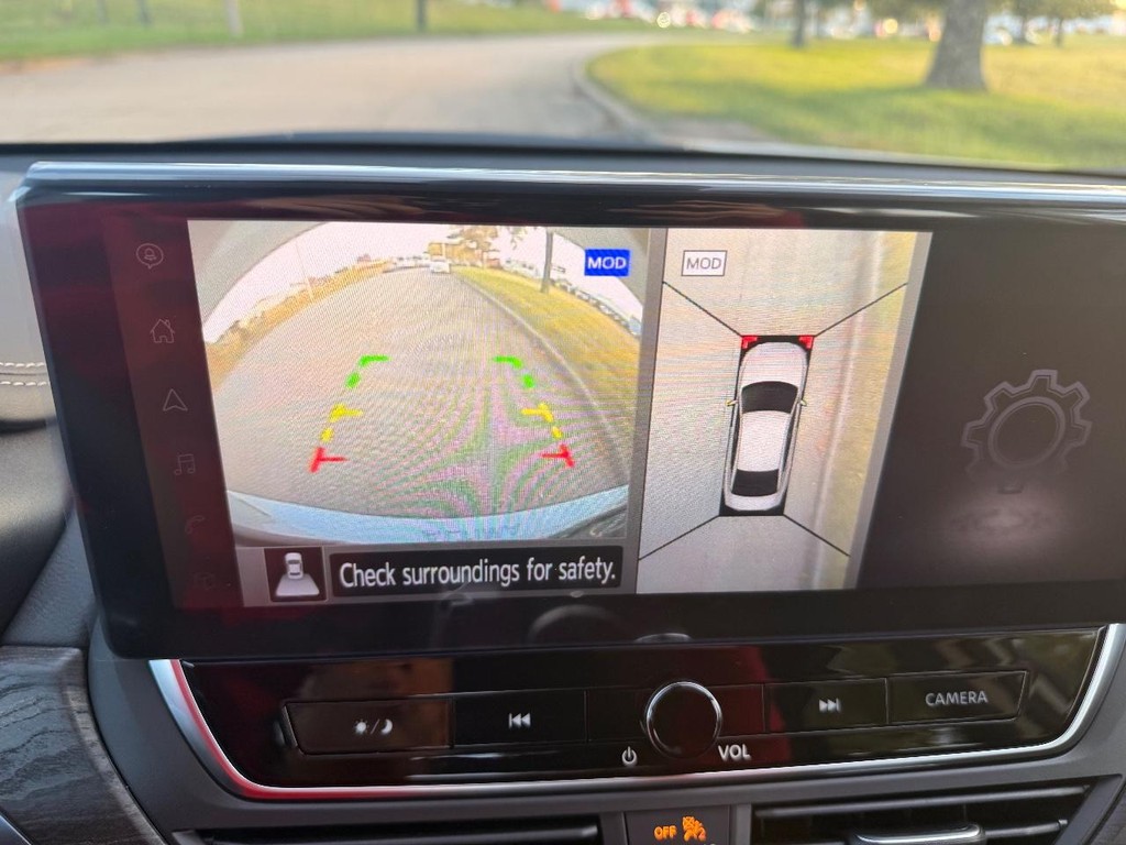 Nissan Altima Vehicle Full-screen Gallery Image 04