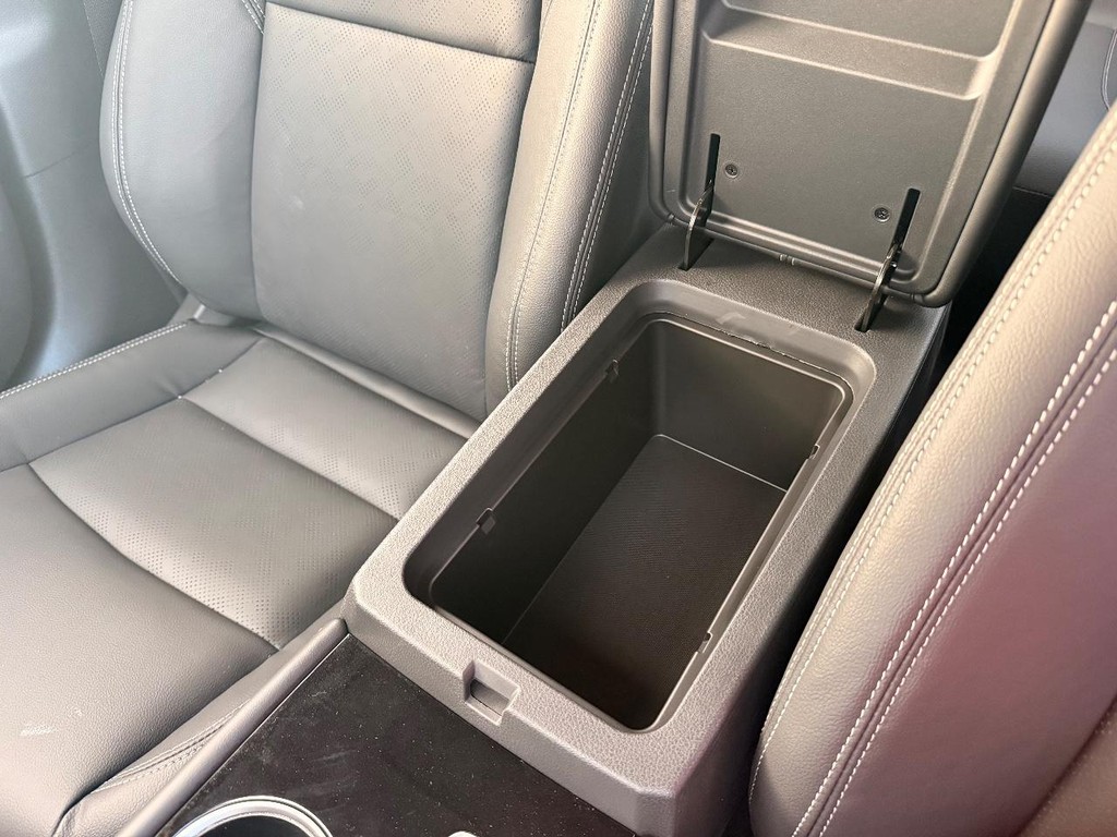 Nissan Altima Vehicle Full-screen Gallery Image 05