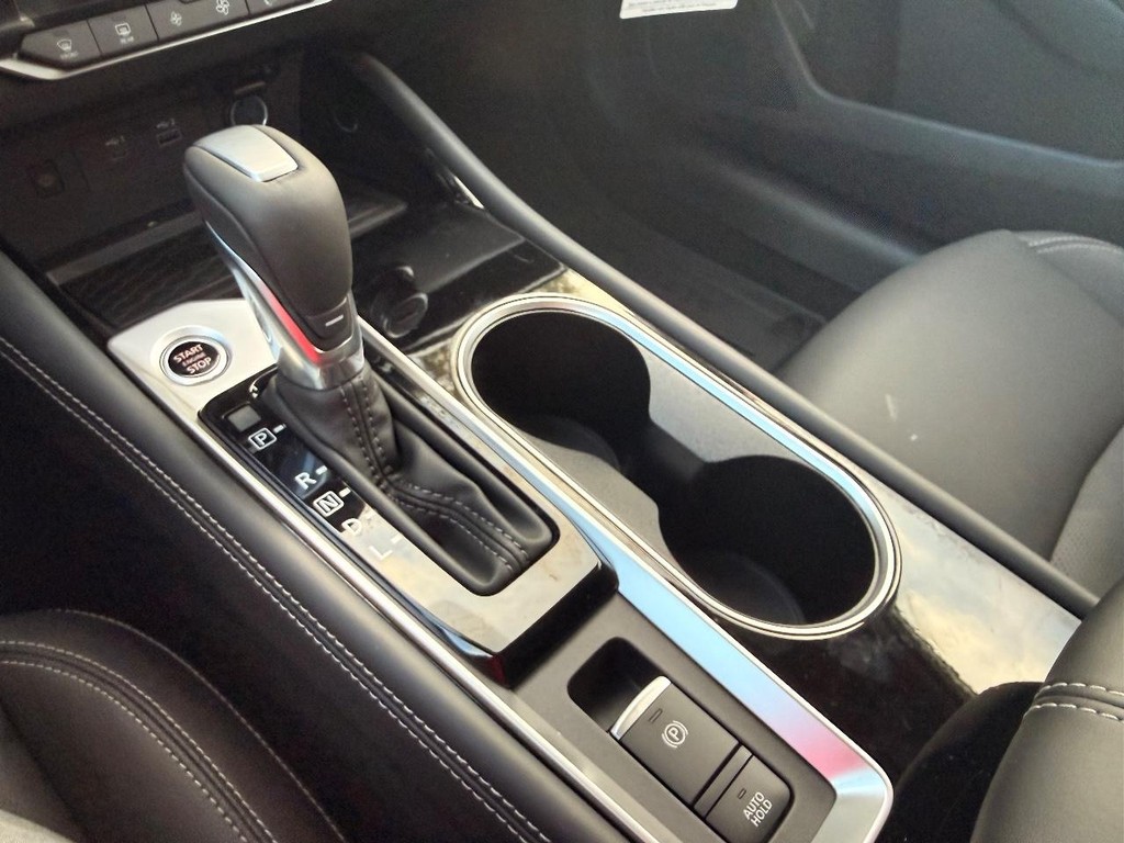 Nissan Altima Vehicle Full-screen Gallery Image 06