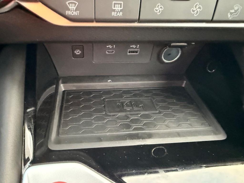 Nissan Altima Vehicle Full-screen Gallery Image 08