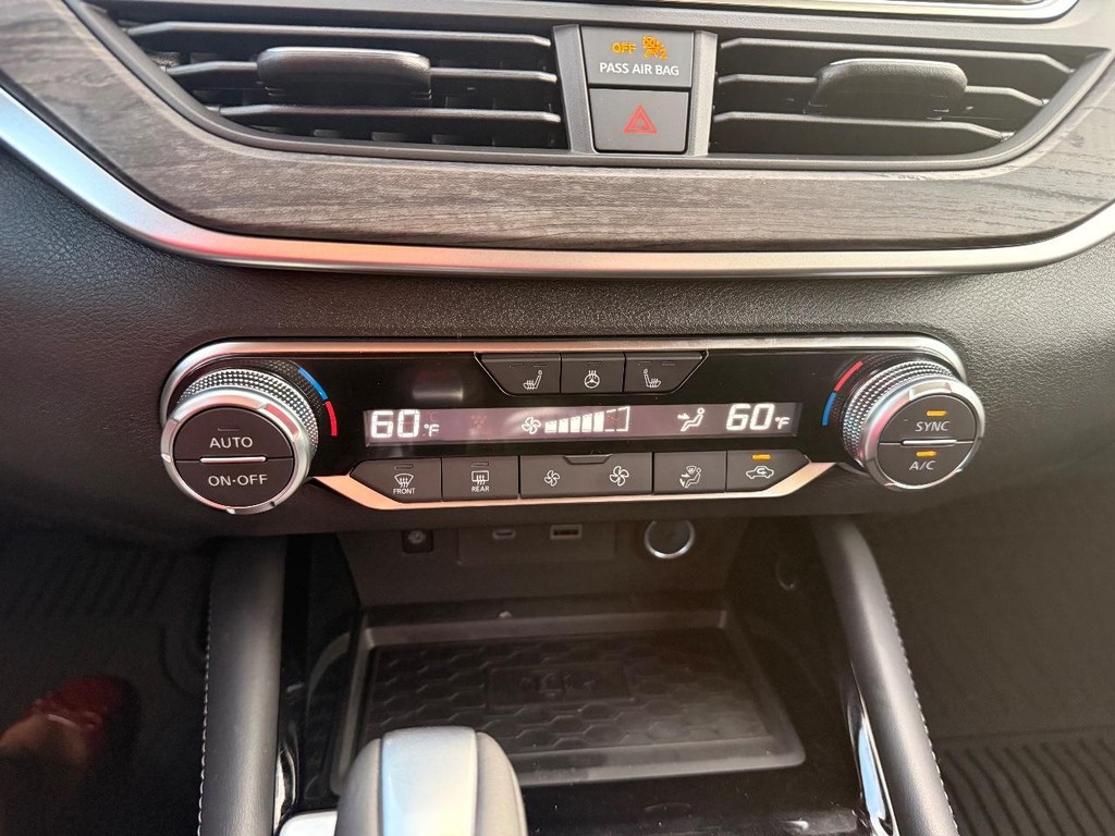 Nissan Altima Vehicle Full-screen Gallery Image 09