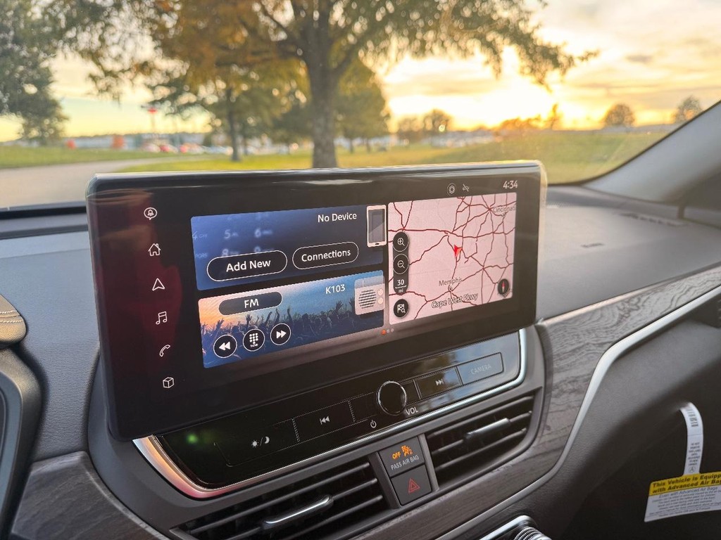 Nissan Altima Vehicle Full-screen Gallery Image 10
