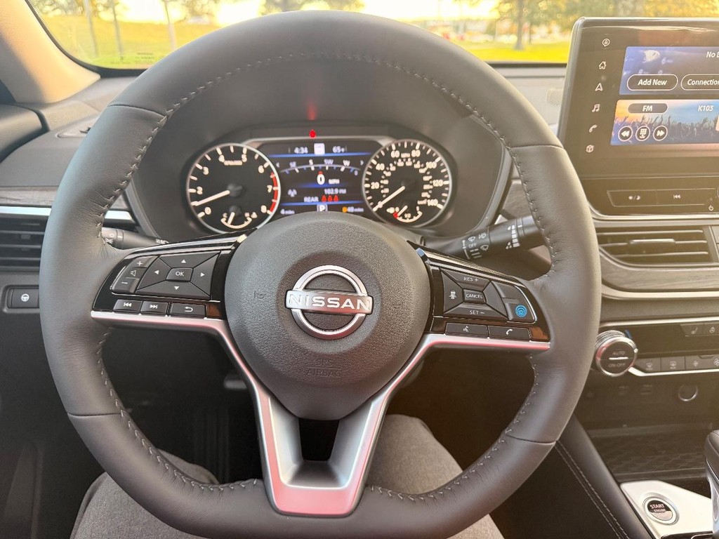 Nissan Altima Vehicle Full-screen Gallery Image 12