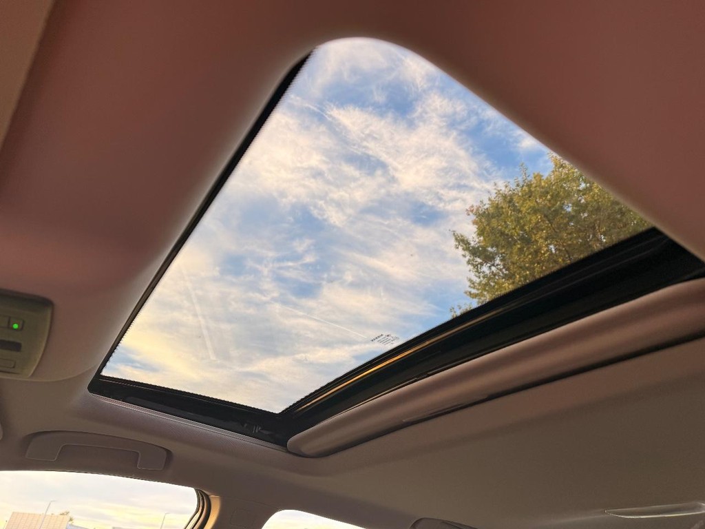 Nissan Altima Vehicle Full-screen Gallery Image 13