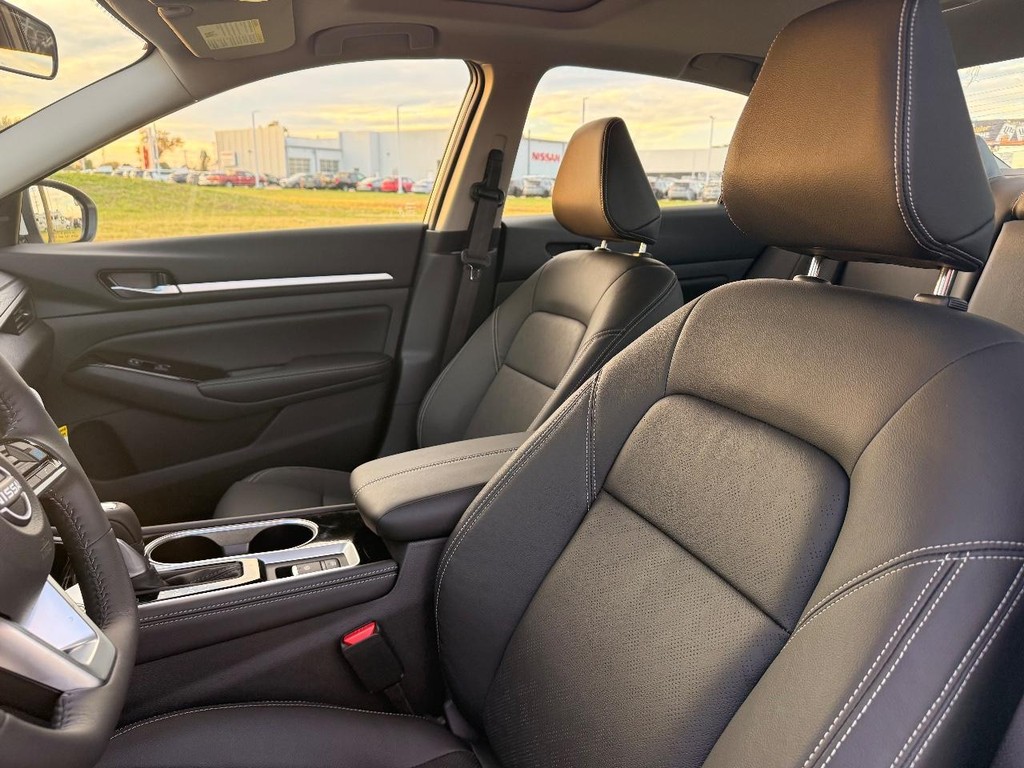 Nissan Altima Vehicle Full-screen Gallery Image 14