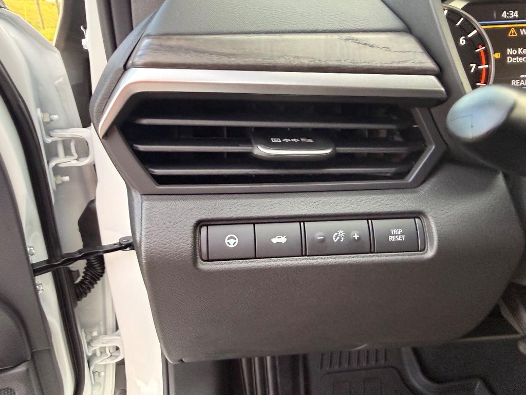 Nissan Altima Vehicle Full-screen Gallery Image 15