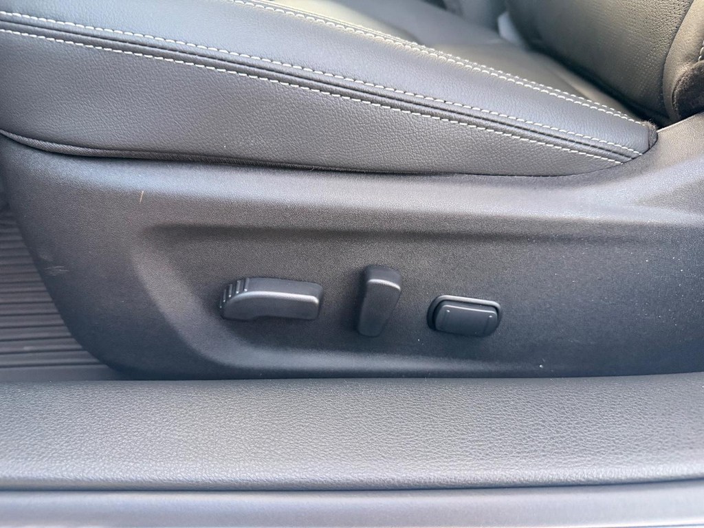 Nissan Altima Vehicle Full-screen Gallery Image 16