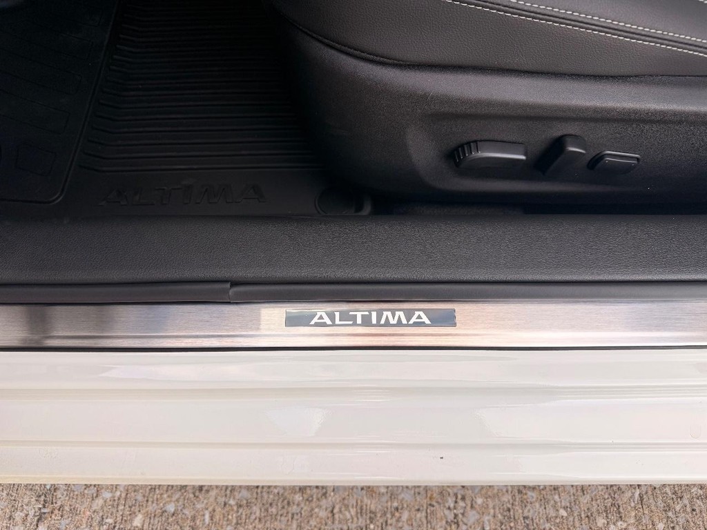 Nissan Altima Vehicle Full-screen Gallery Image 17