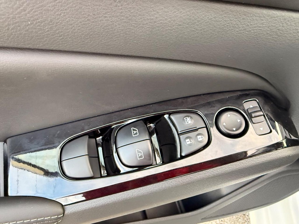 Nissan Altima Vehicle Full-screen Gallery Image 18