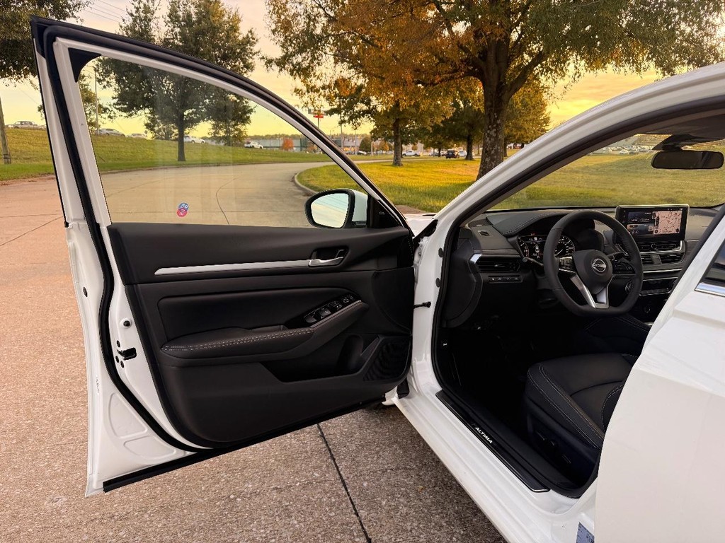 Nissan Altima Vehicle Full-screen Gallery Image 19