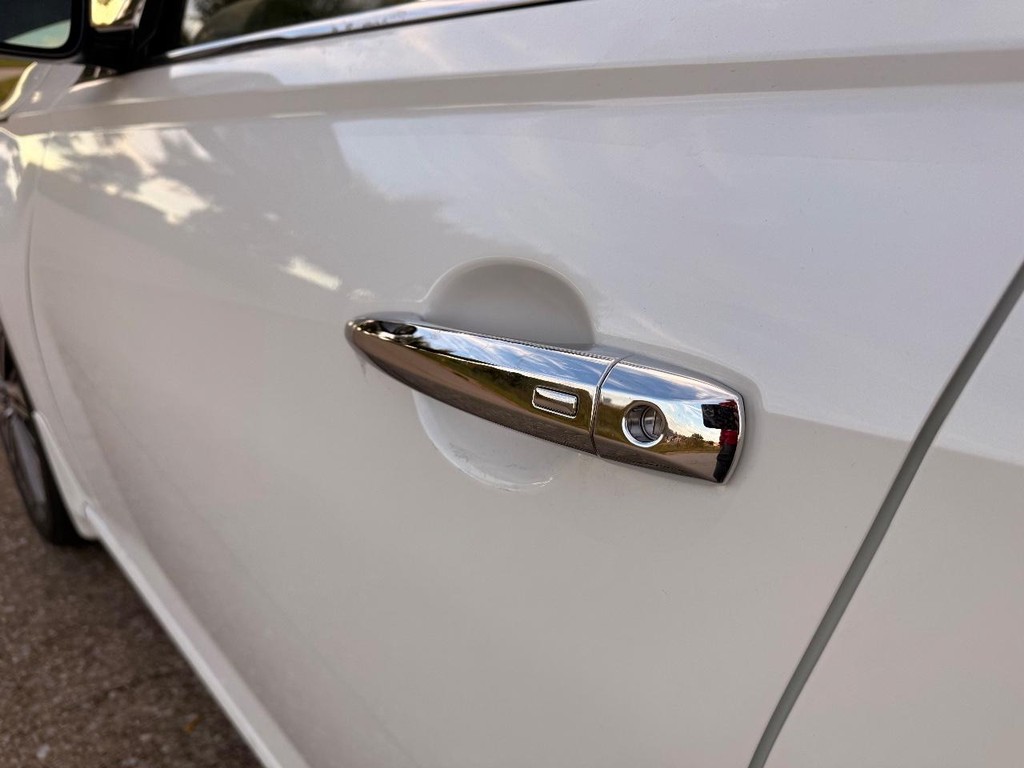 Nissan Altima Vehicle Full-screen Gallery Image 20