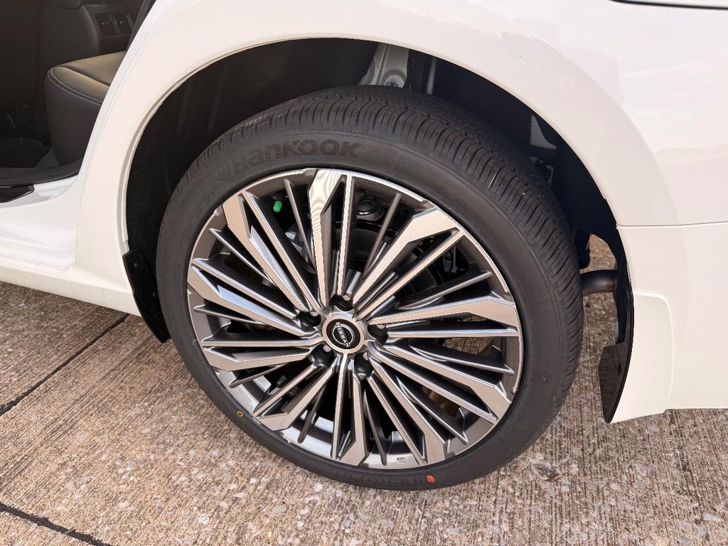 Nissan Altima Vehicle Full-screen Gallery Image 21