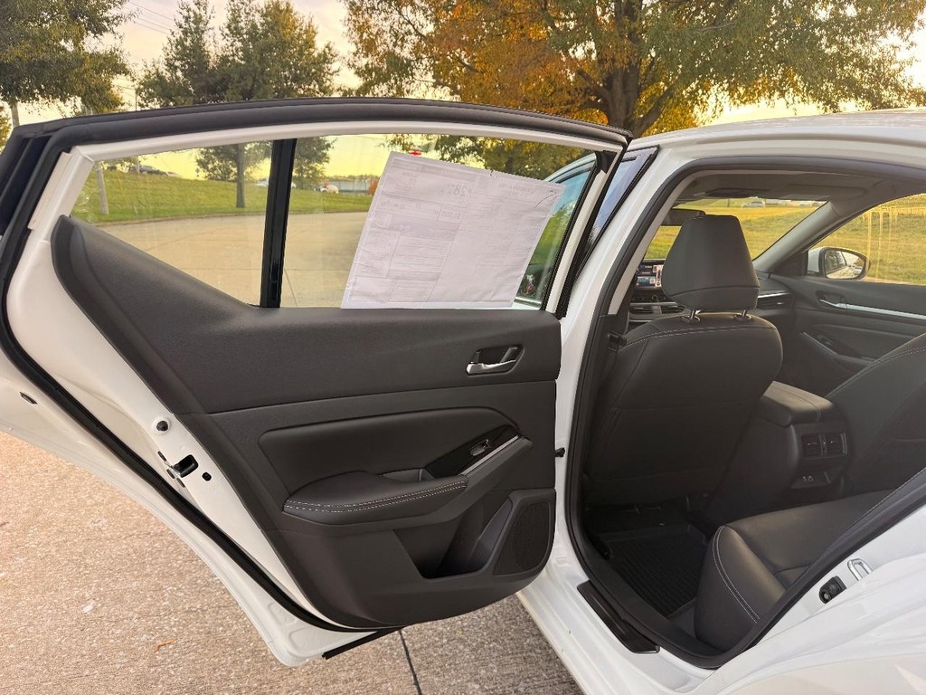 Nissan Altima Vehicle Full-screen Gallery Image 23