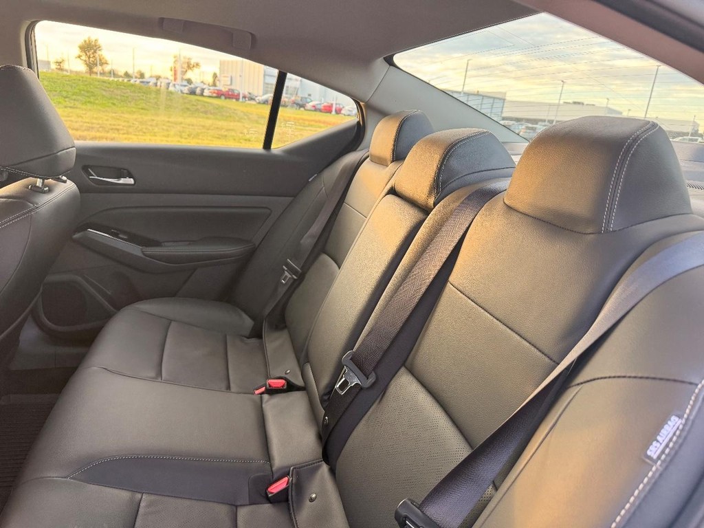 Nissan Altima Vehicle Full-screen Gallery Image 24