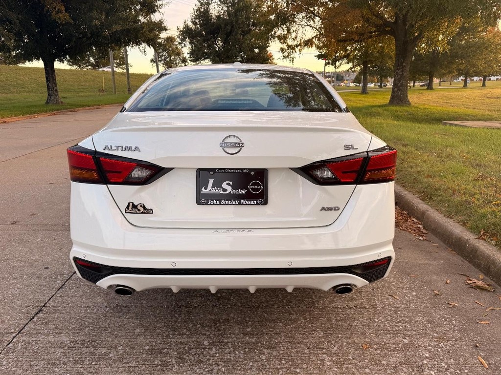 Nissan Altima Vehicle Full-screen Gallery Image 26