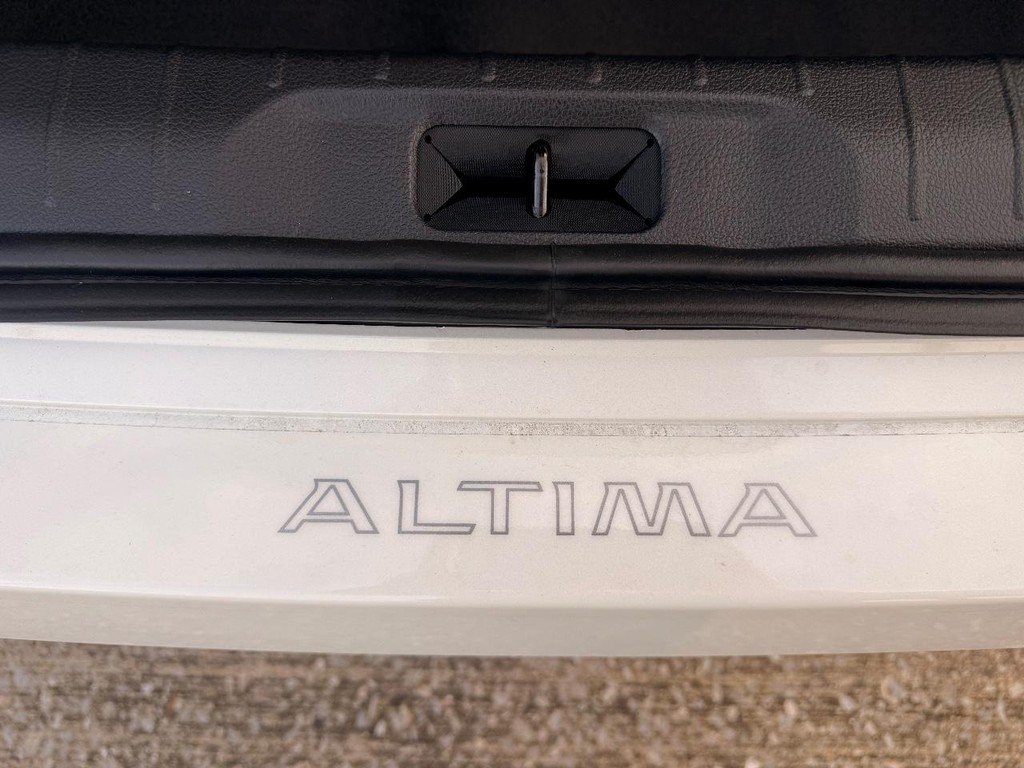 Nissan Altima Vehicle Full-screen Gallery Image 27